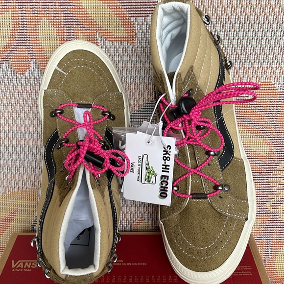 Vans WMNS Sk8-Hi Echo Dx
(Hairy Suede) Butternut/T
VNOA7Q50B75
Sneakers - Picture 13 of 16